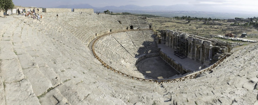 Hierapolis Antik Tiyatrosu uzaktan görünüm